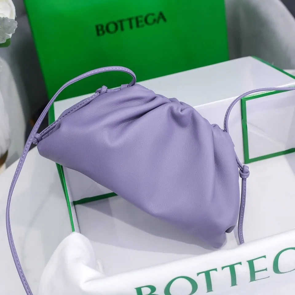 Batch 1120 Bottega Veneta cloud bag ☁️POUCH series original plain calfskin, super low-key and attractive, soft and casual, major Internet celebrity bloggers are crazy about calling it, fashionable and classy, ​​lazy and intellectual, small size: 23*13*8 (small cloud plain) lavender